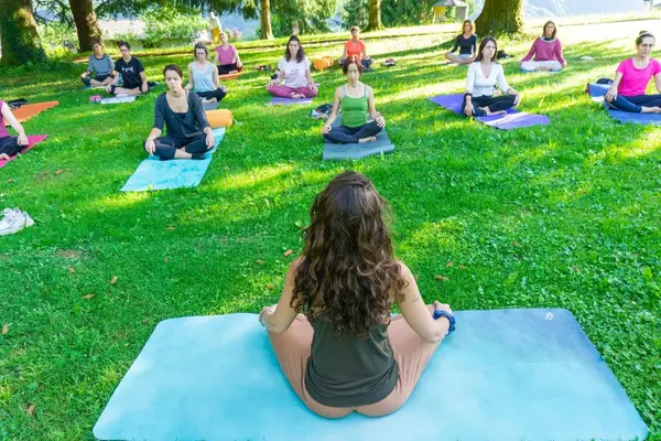 Meditazione in gruppo sul prato del Borgo Zen