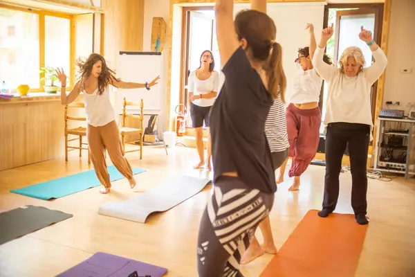 Danza e movimento a braccia alzate nella sala di pratica