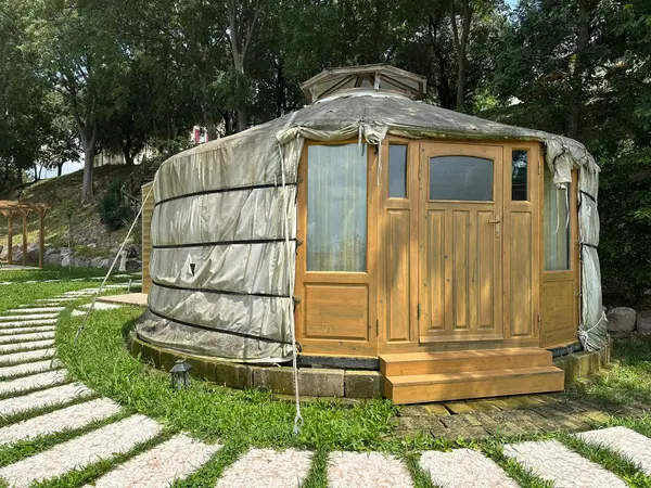 La yurta nel giardino dell’agriturismo