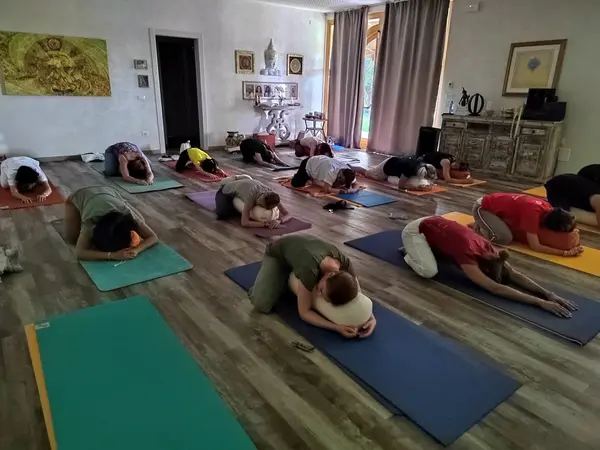 Rilassamento nella posizione del bambino, nella sala di pratica