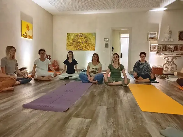 Meditazione seduta nella sala di pratica