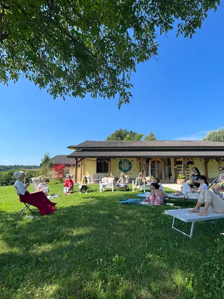 Un incontro all’aperto sul prato, all’ombra di un grande albero
