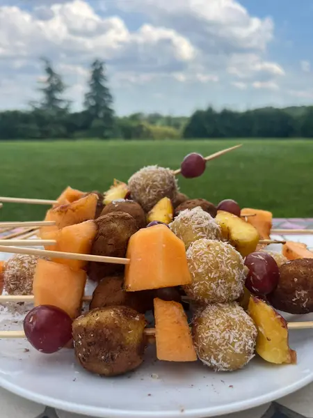 Spiedini di frutta fresca e palline dolci