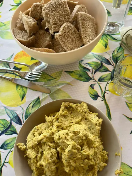 Crackers e una crema vegana in tavola