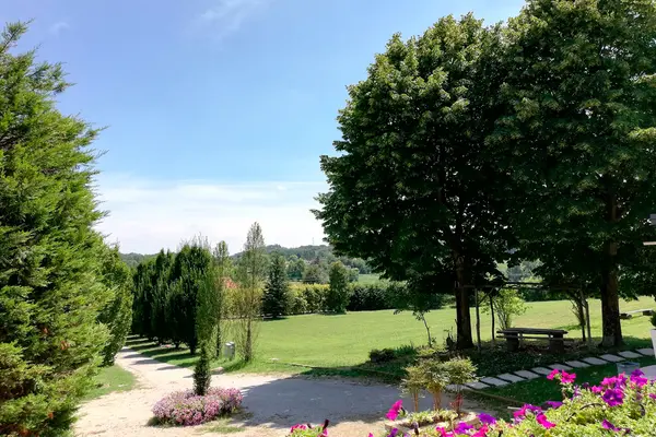 Il parco dell’agriturismo, con il viale alberato e le aiuole fiorite