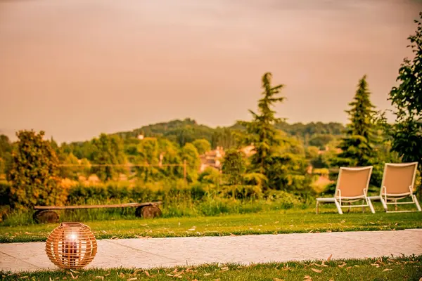 Sdraio sul prato dell’agriturismo, con le colline sullo sfondo