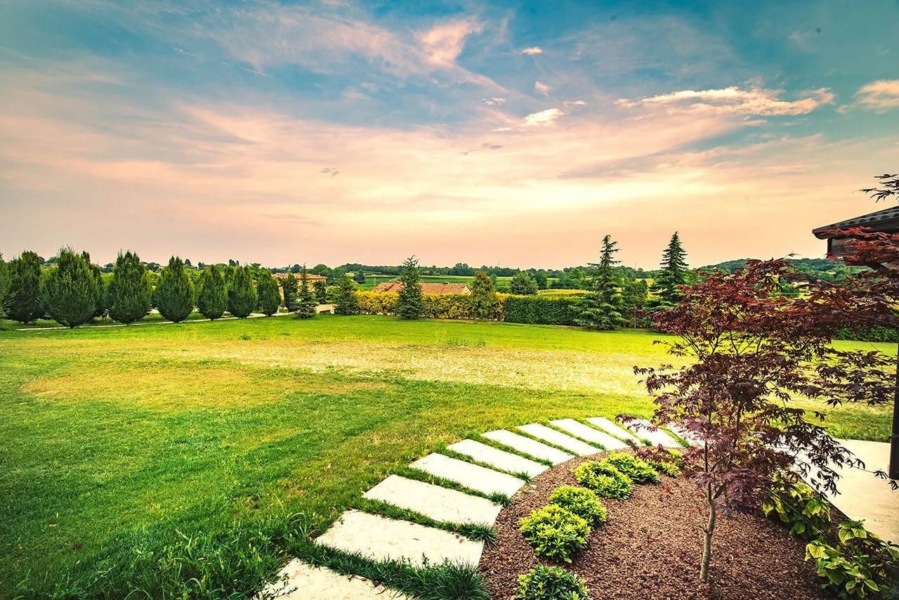 Il giardino dell’agriturismo Atman, con il sentiero di pietre nel prato