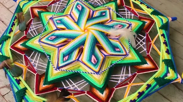Mandala a stella nei toni del verde e dell’azzurro