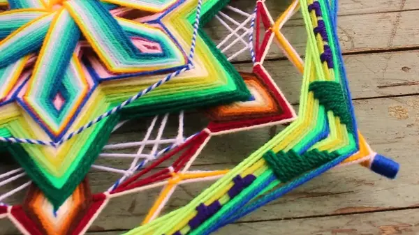 Dettaglio delle punte di un mandala a stella verde e azzurro
