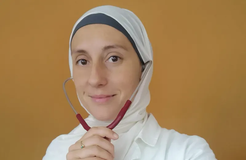 La dottoressa Bianca Guarino in camice bianco, con lo stetoscopio al collo